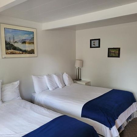Pines Motel Sicamous Exterior photo