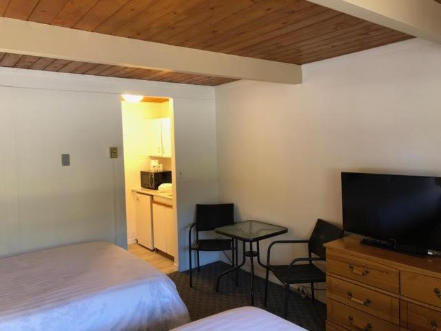 Pines Motel Sicamous Exterior photo