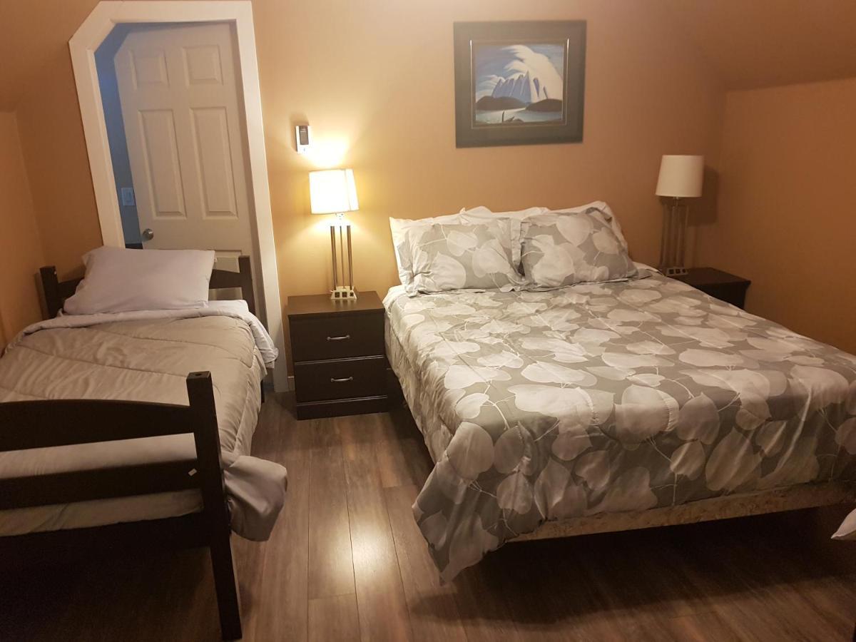 Pines Motel Sicamous Exterior photo