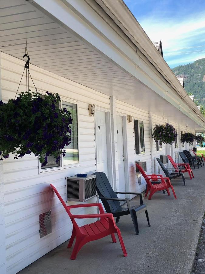 Pines Motel Sicamous Exterior photo