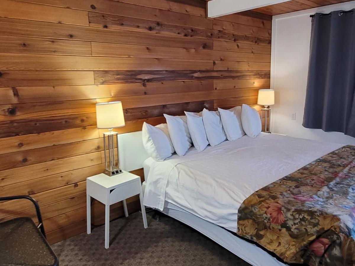 Pines Motel Sicamous Exterior photo