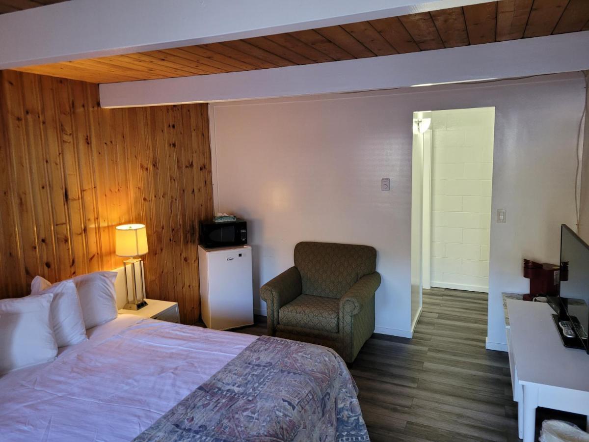 Pines Motel Sicamous Exterior photo