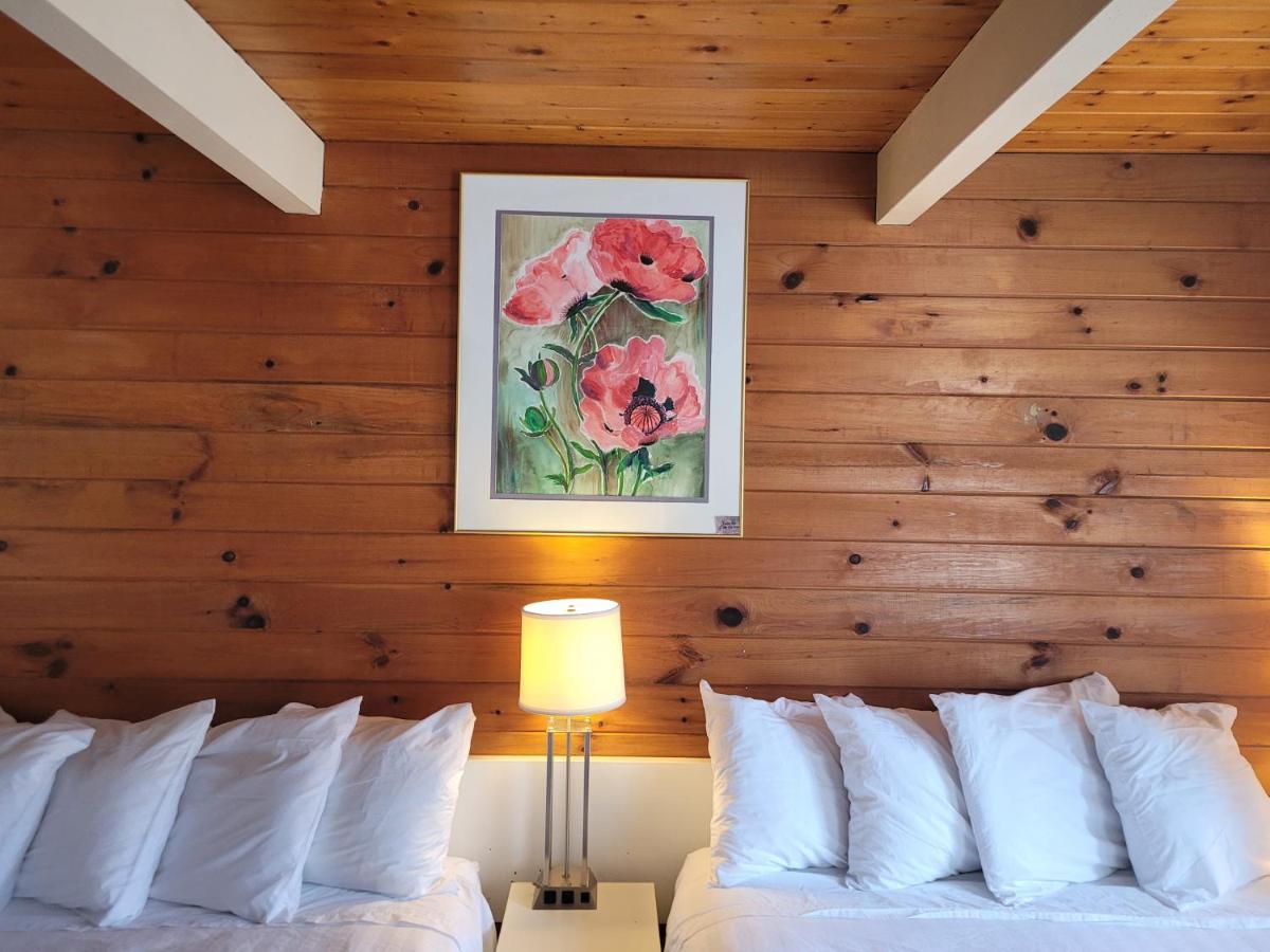 Pines Motel Sicamous Exterior photo