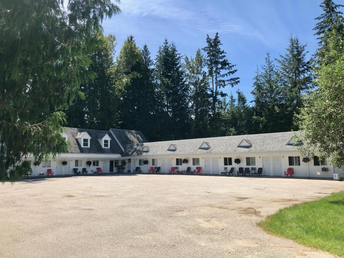 Pines Motel Sicamous Exterior photo