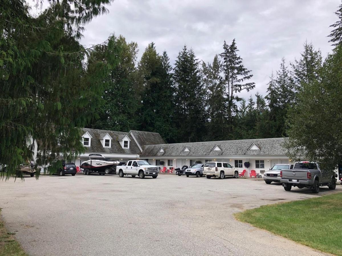 Pines Motel Sicamous Exterior photo