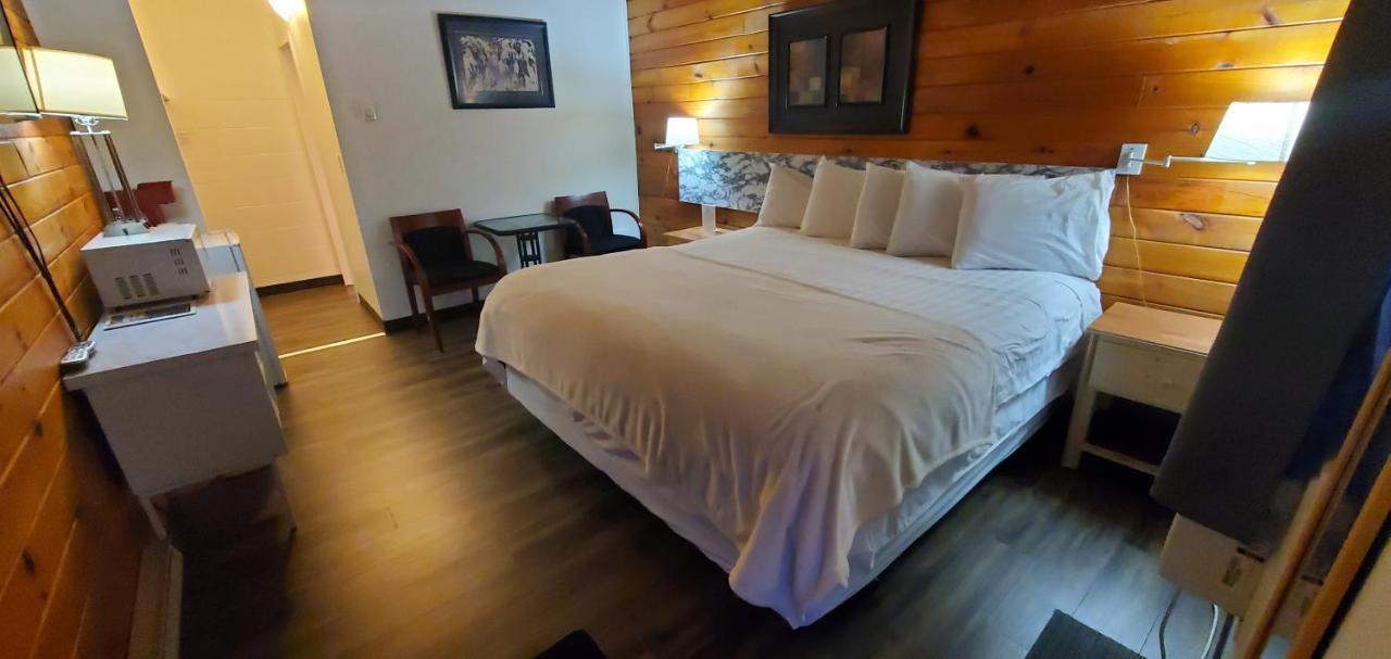 Pines Motel Sicamous Exterior photo