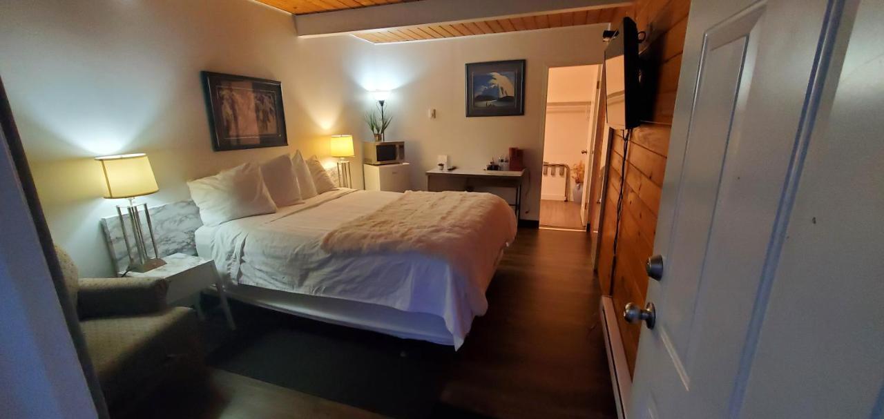Pines Motel Sicamous Exterior photo