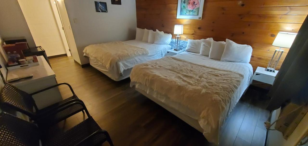 Pines Motel Sicamous Exterior photo