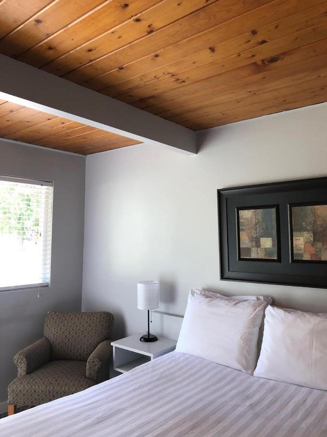 Pines Motel Sicamous Exterior photo