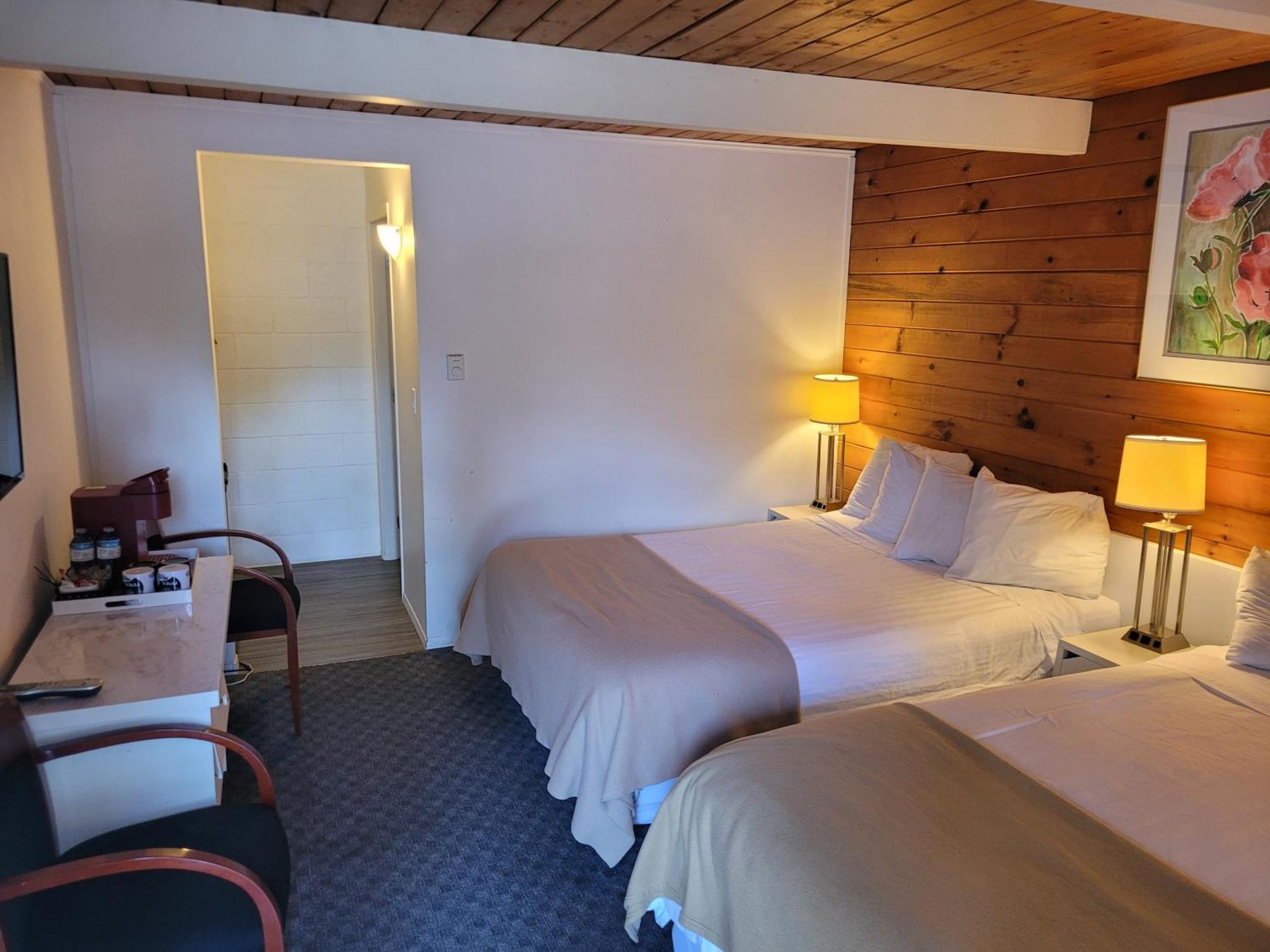 Pines Motel Sicamous Exterior photo