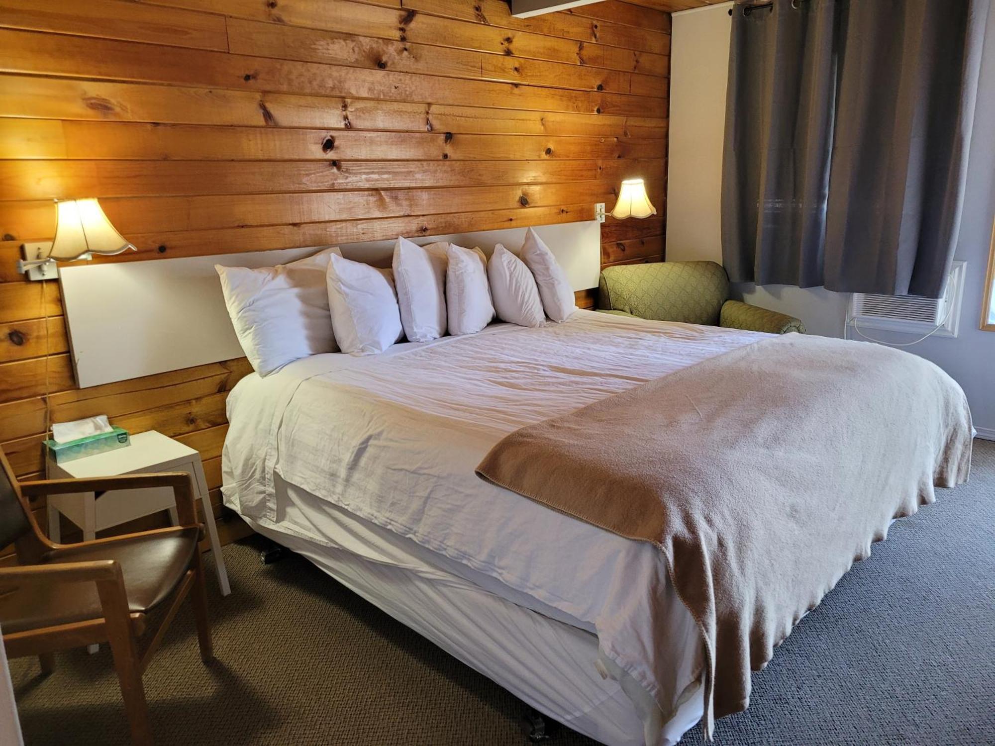Pines Motel Sicamous Exterior photo