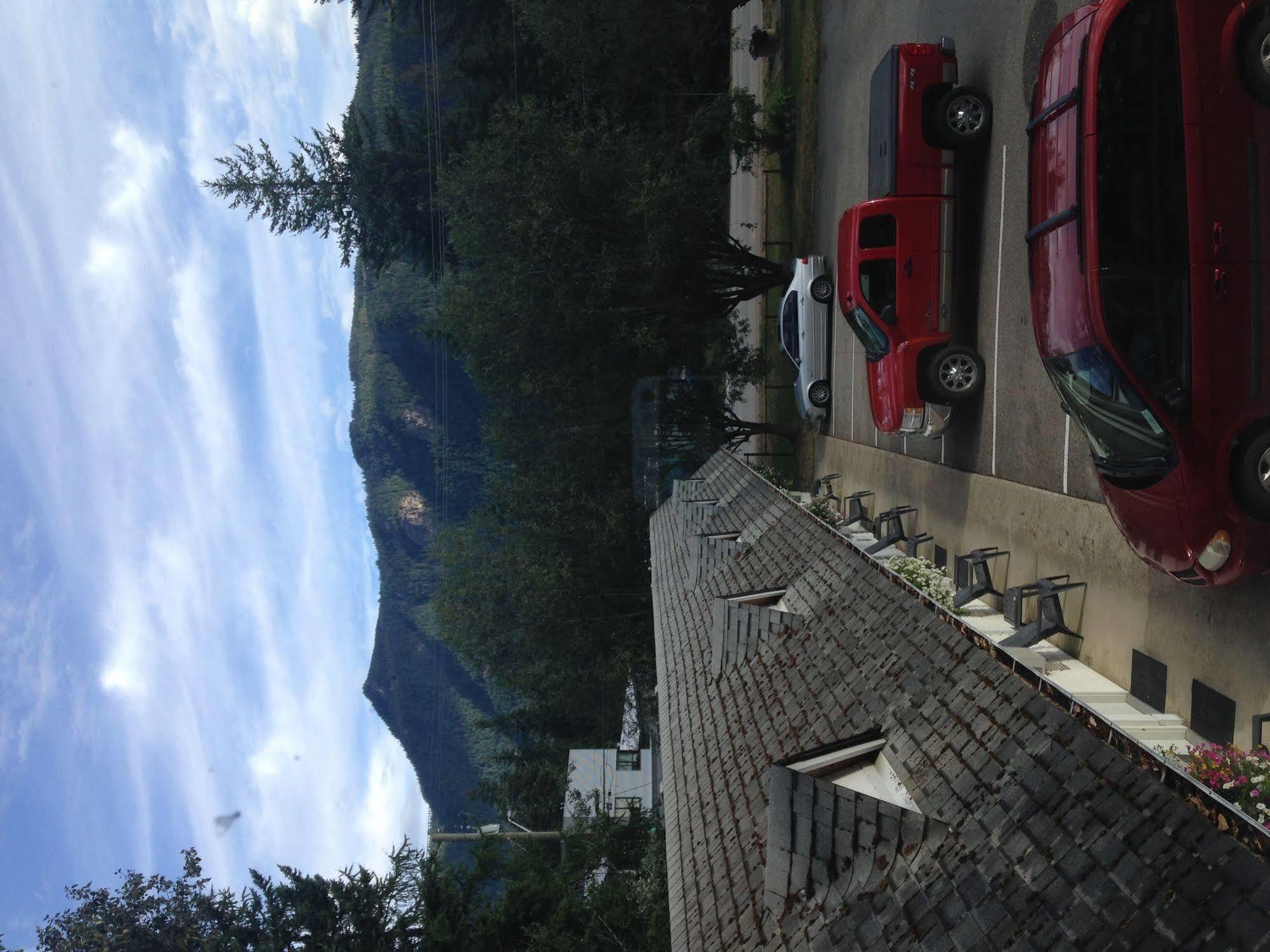 Pines Motel Sicamous Exterior photo