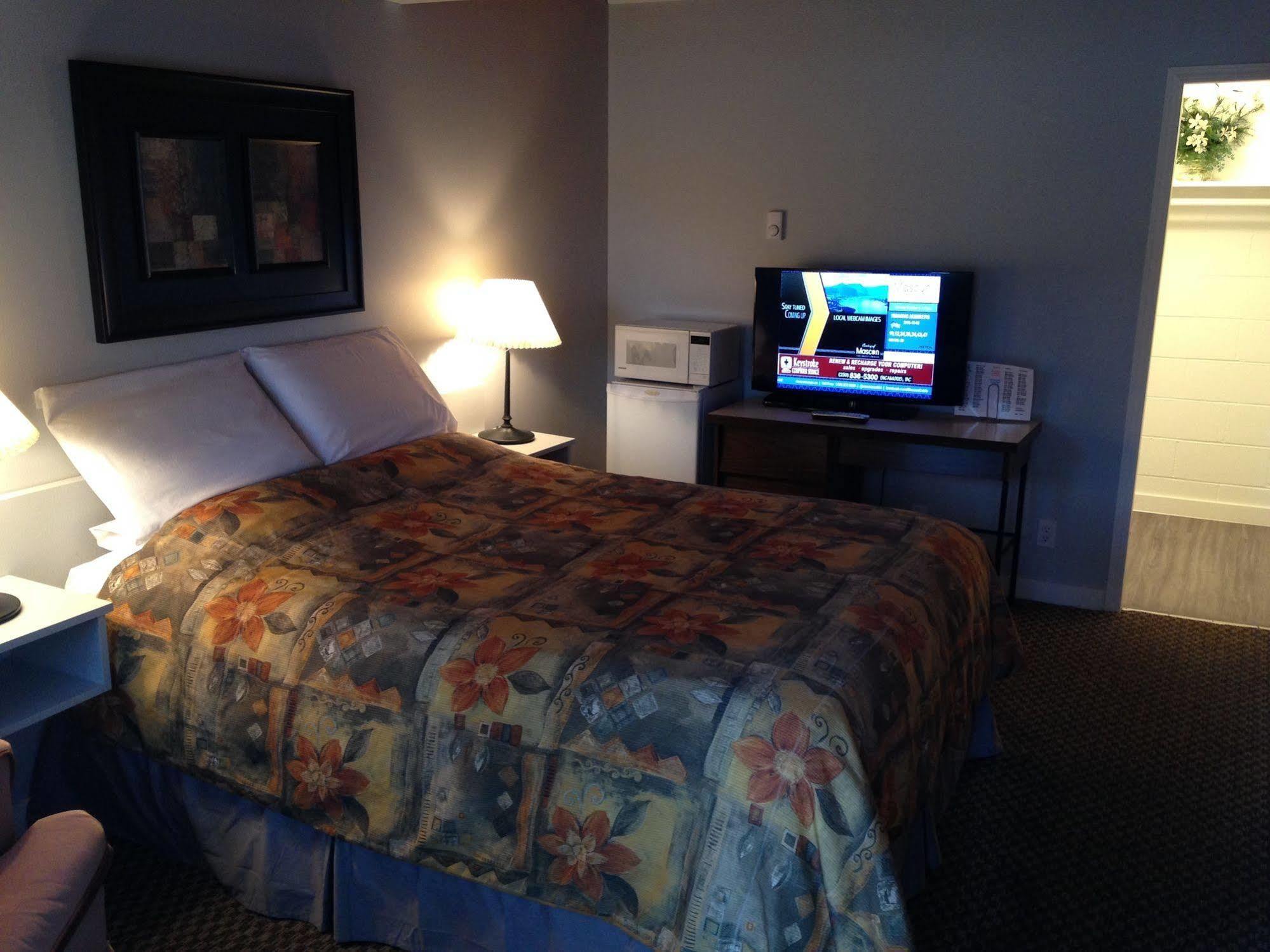 Pines Motel Sicamous Exterior photo
