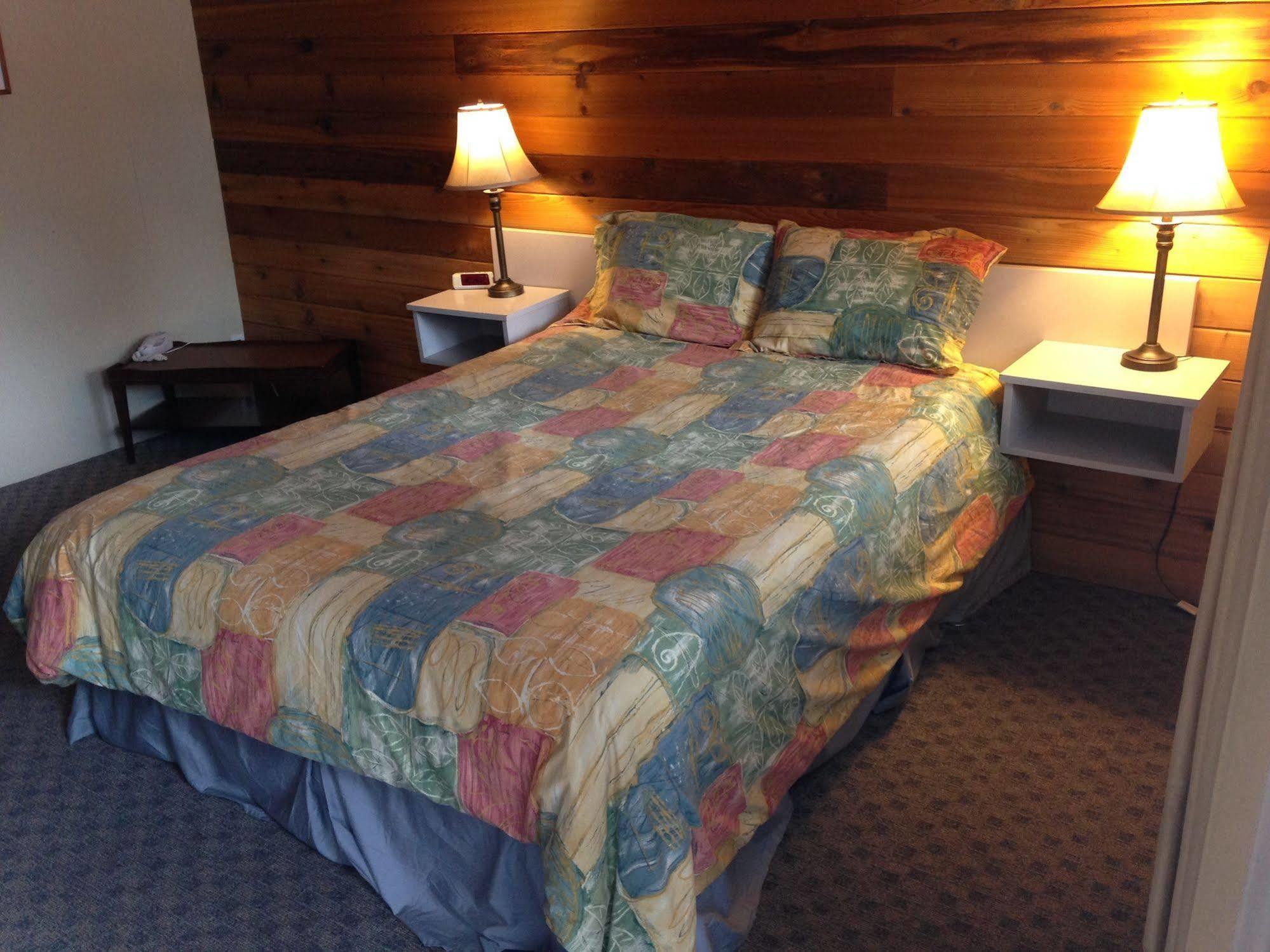 Pines Motel Sicamous Exterior photo